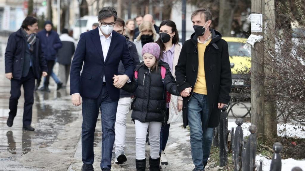 Imagen del presidente de Macedonia del Norte con la pequeña Embla.