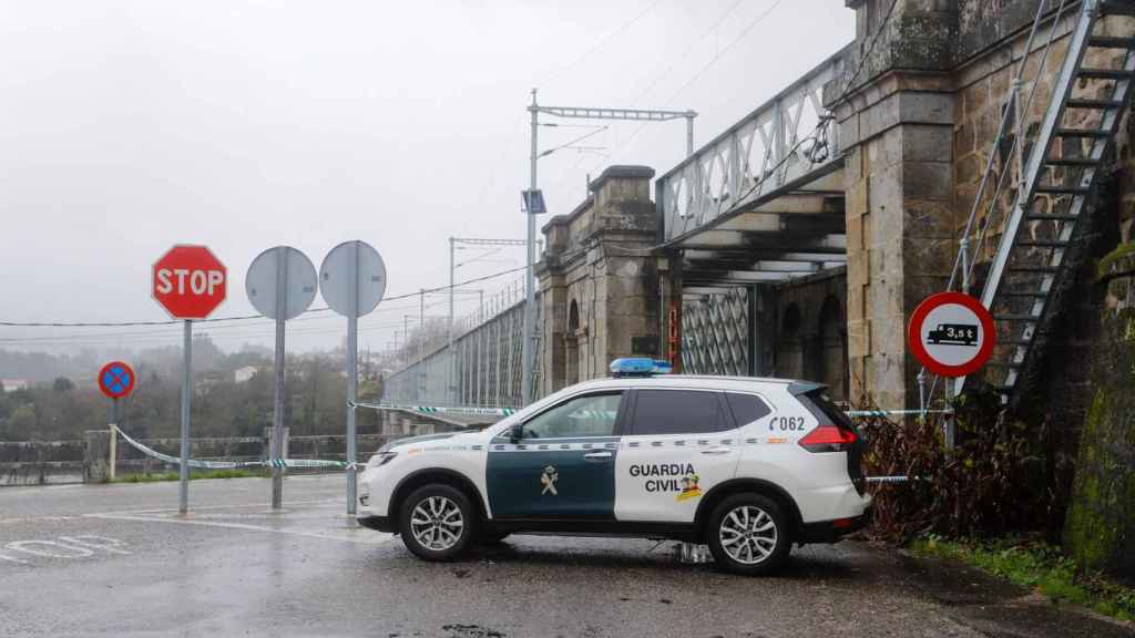 Un vehículo de la Guardia Civil en la frontera del Puente Internacional Tui-Valença.