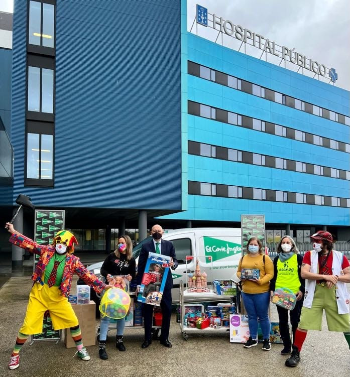 Donación de juguetes a los pacientes infantiles del Hospital Álvaro Cunqueiro de Vigo. Foto: Cedida