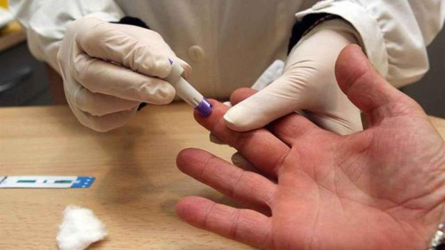 Test de VIH mediante una gota de sangre.
