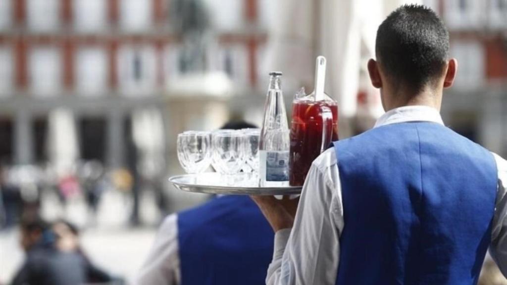 Imagen de archivo de un camarero