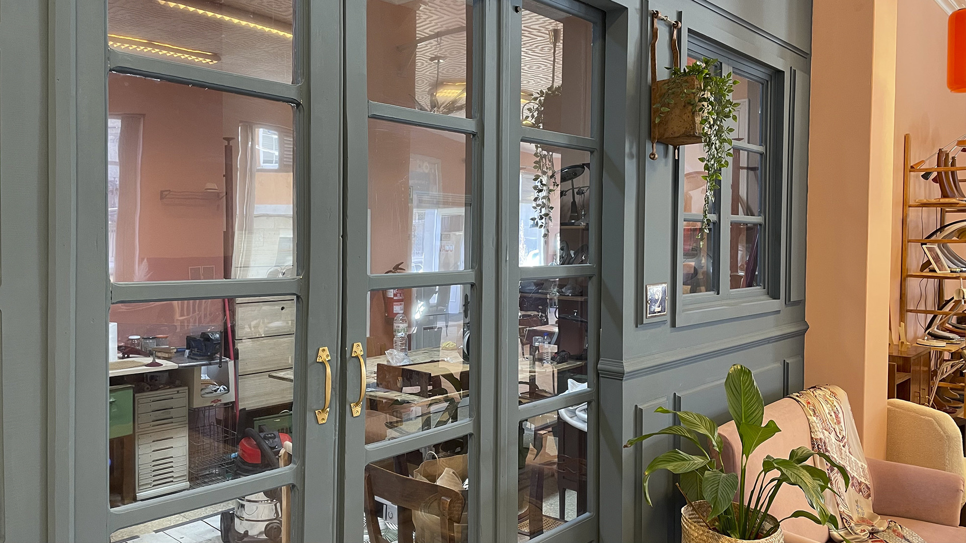 El taller de Luri está abierto a las miradas en el espacio Tropecientos. Foto: Treintayseis