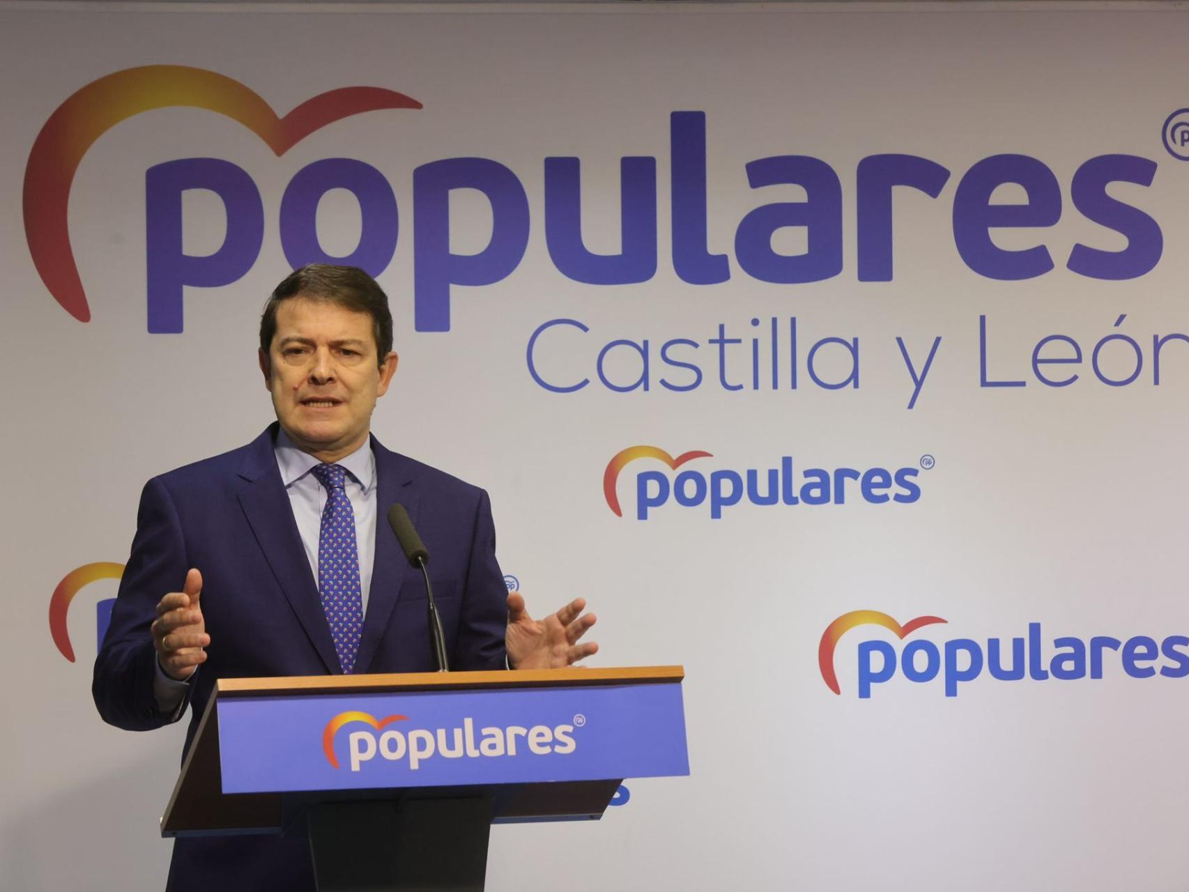 El presidente en funciones, Alfonso Fernández Mañueco, durante una rueda de prensa ofrecida este jueves en la sede del PP autonómico.