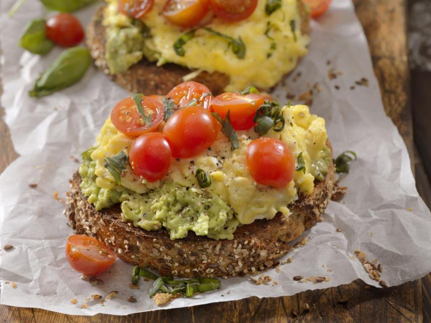 Tosta de aguacate, huevos revueltos y tomates cherry de LauriPatterson