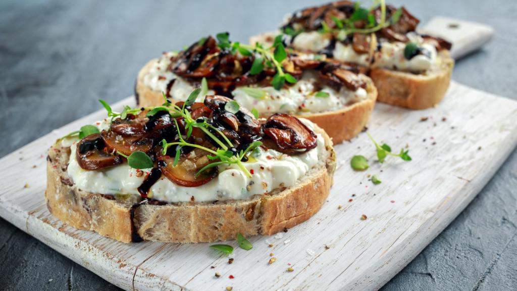 Tosta de champiñones al ajillo con queso ricotta - DronG