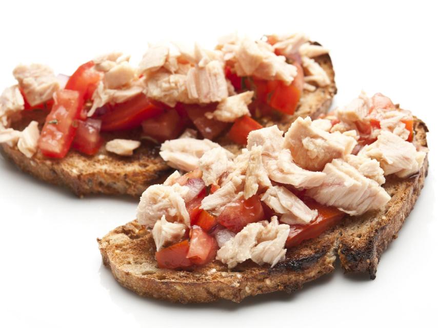 Tosta de atún con tomate - Juanmonino
