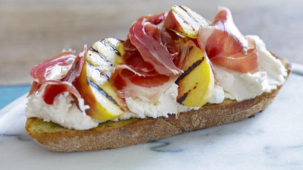 Tosta de ricotta, jamón y nectarina asada - gerenme