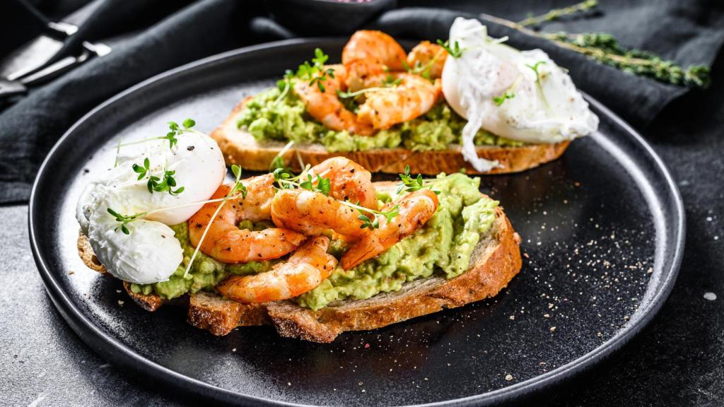 Tosta de aguacate y gambas - Vladimir Mironov