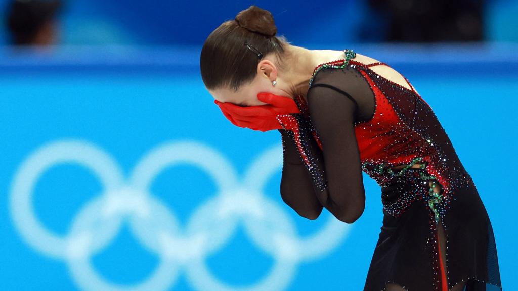 Llora desconsolada la joven Valieva tras su final individual.