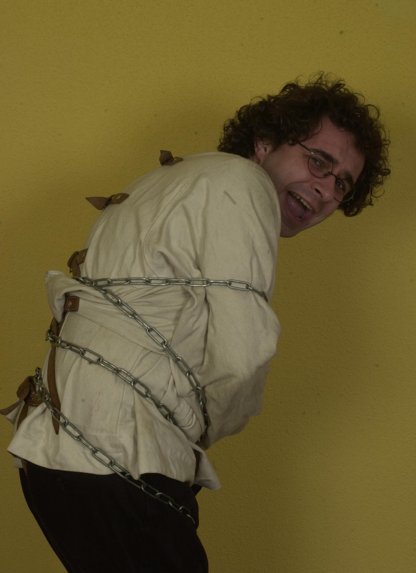 More, en uno de sus números de magia, en el que escapa de una camisa de fuerza.