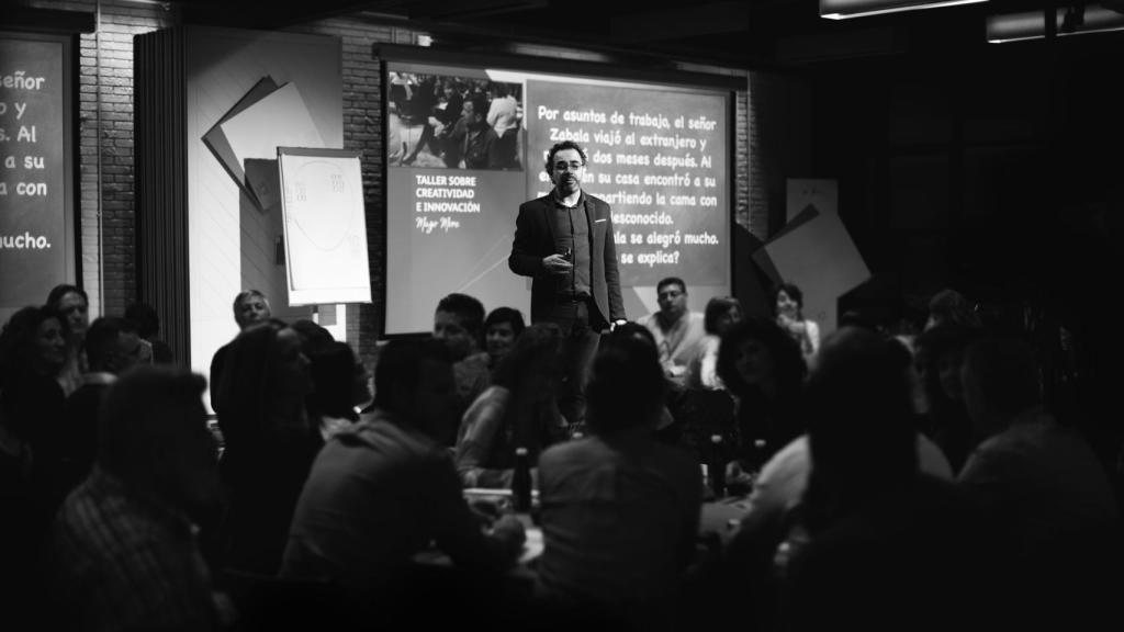 El Mago More en una de sus conferencias.