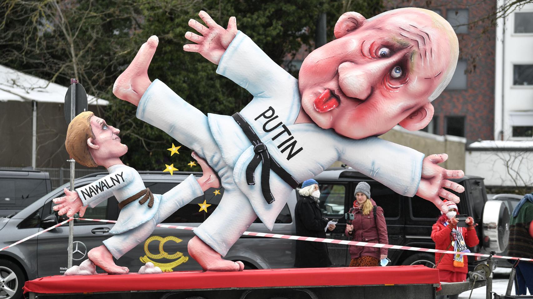 Una carroza en un festival de Dusseldorf representa la relación entre Navalny y Putin.