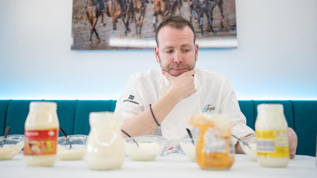 Jose Calleja, pensativo, valorando cada unos de las mayonesas de los supemercados.