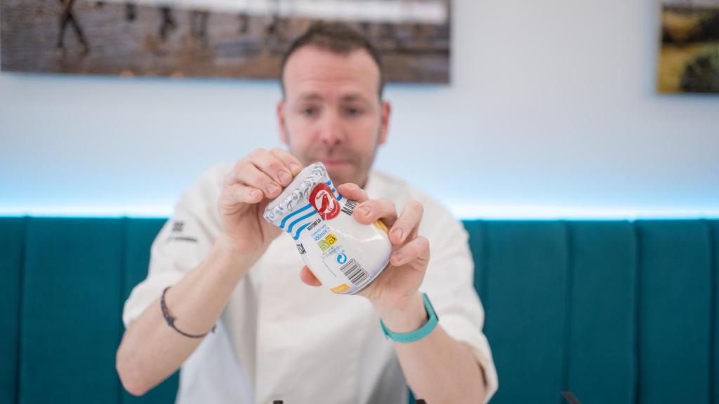 El chef Jose Calleja, abriendo el bote de mayonesa de Alcampo durante la cata.