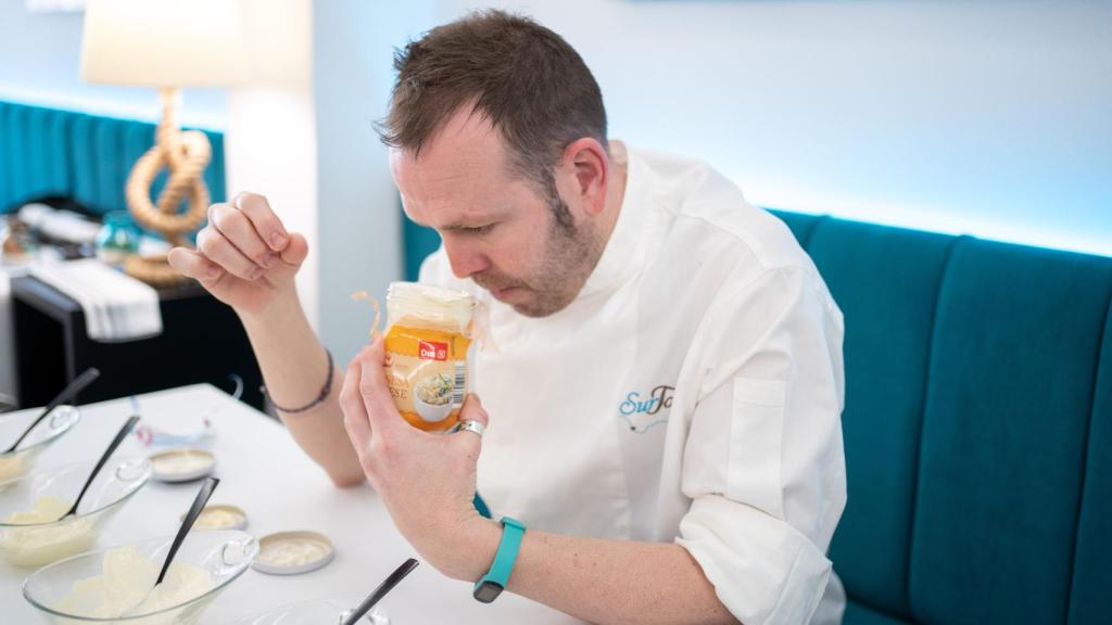 El chef del restaurante Surtopía oliendo la mayonesa de Dia.