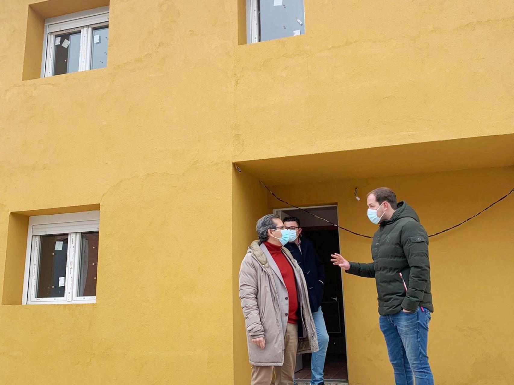 El delegado territorial de la Junta de Castilla y León en Valladolid, Augusto Cobos, ha visitado la vivienda