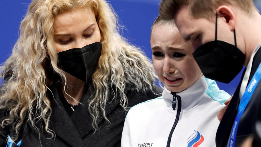 Eteri Tutberidze al lado de una derrumbada Kamila Valieva