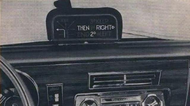 Recreación de cómo sería un sistema ERGS en el salpicadero de un coche, en una publicidad de General Motors.