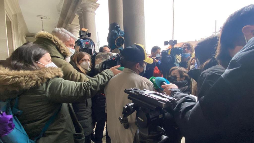 Un familiar de una víctima del Villa de Pitanxo rodeado por los medios de comunicación.