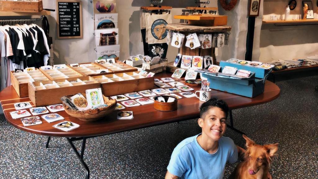 Paulah Lovelle, creadora de La Barbuda en su tienda de Perillo (A Coruña)