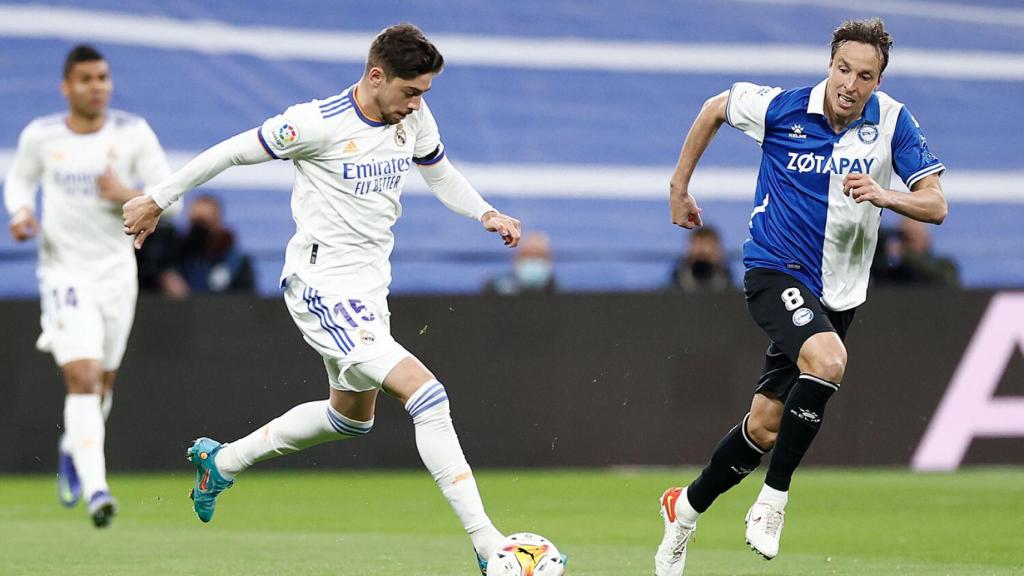 Fede Valverde inicia un contragolpe perseguido por Tomás Pina