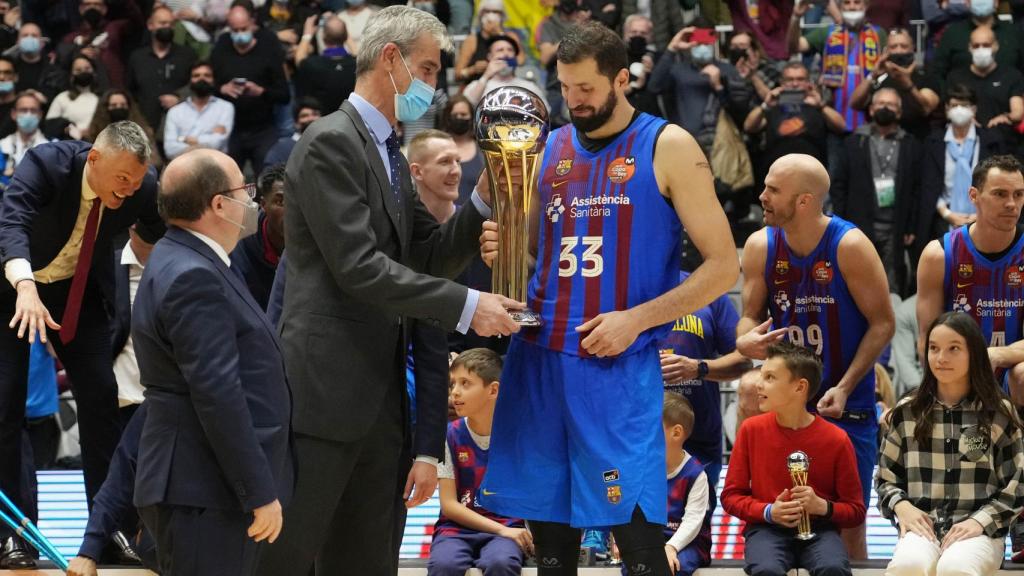 Nikola Mirotic recibe la Copa del Rey de manos de Antonio Martín