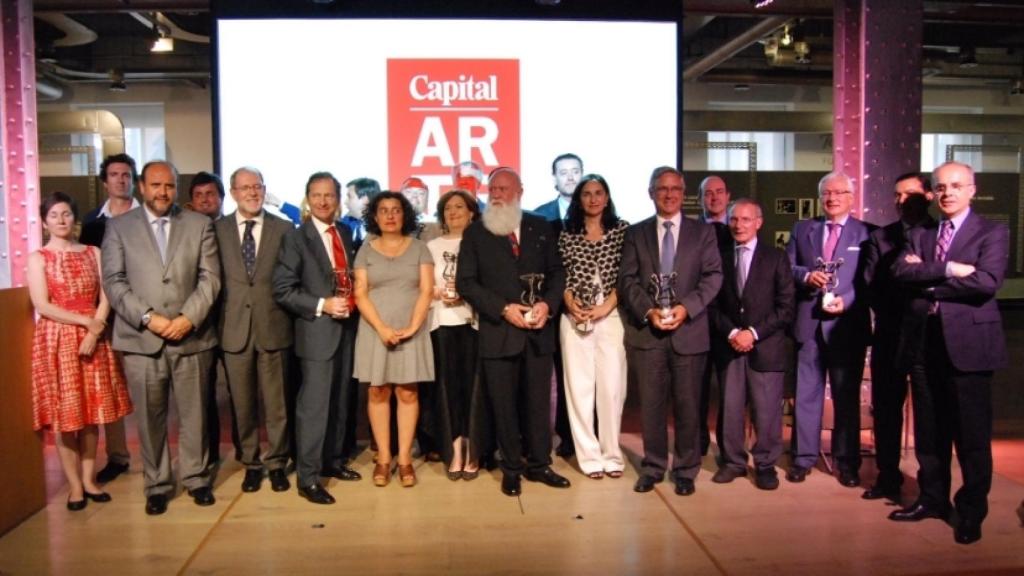 Entrega de los Premios Capital Arte. Tercero por la izquierda, José Luis Martínez Guijarro. A la derecha, Rafael Sierra. Justo en el centro, Roberto Polo
