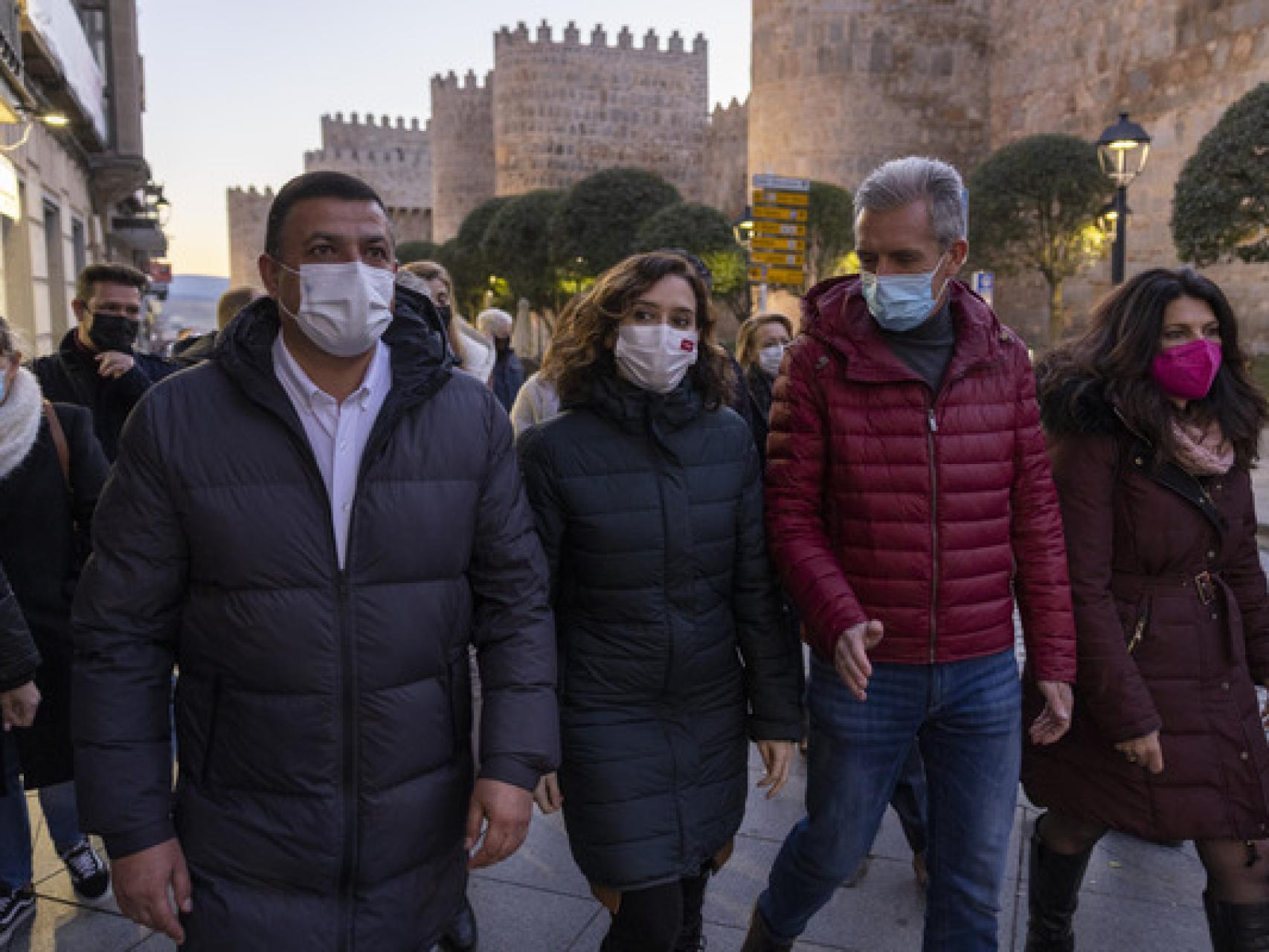 El presidente del PP de Ávila, Carlos García, pasea por las calles de la capital abulense con la presidenta madrileña, Isabel Díaz Ayuso, durante la campaña electoral.