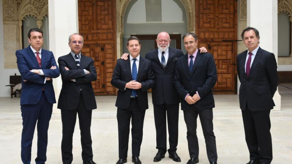 En el centro, Roberto Polo con Emiliano García-Page. A la izquierda, Óscar Carrascosa y Rafael Sierra