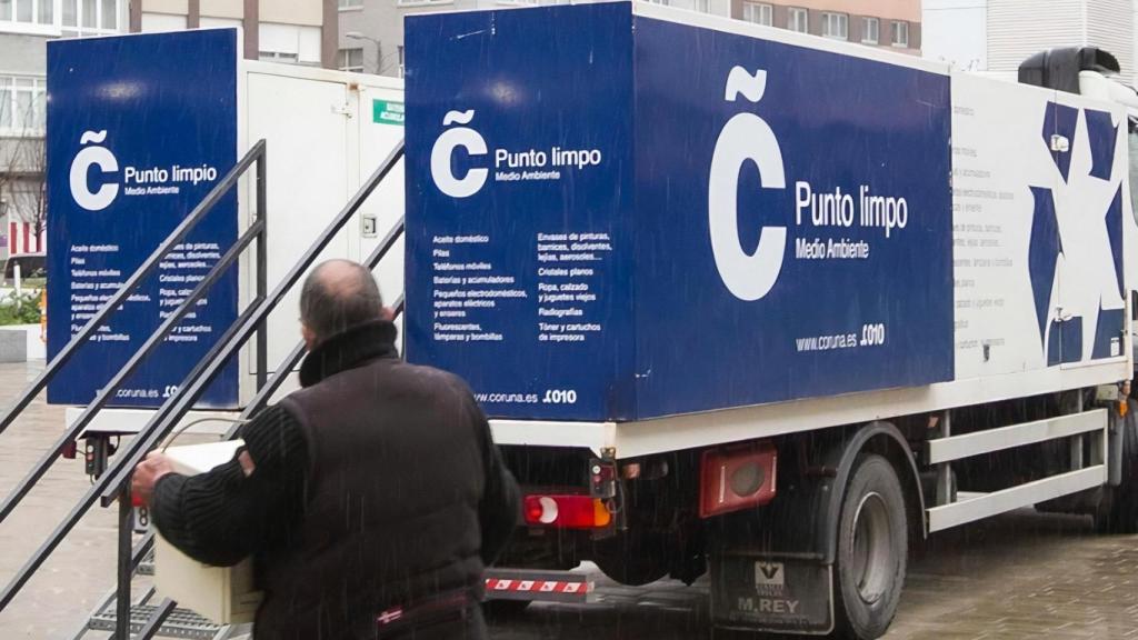Un punto limpio móvil en una imagen de archivo del Concello da Coruña.