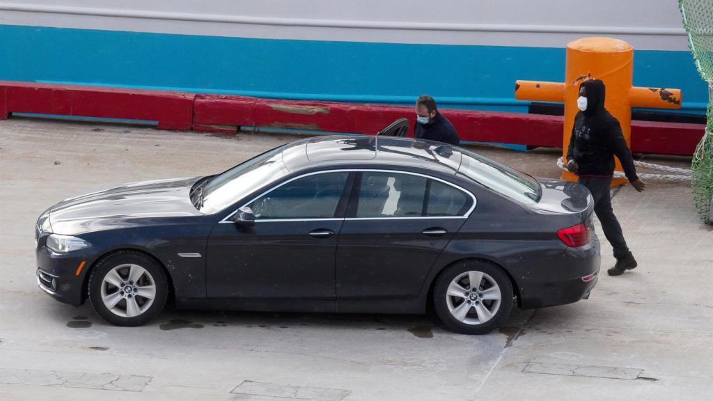 Eduardo Rial Padín y Samuel Kwesi se introducen en un vehículo tras bajar del pesquero español ‘Playa Menduiña Dos’ a su llegada al Puerto de San Juan de Terranova, a 19 de febrero.