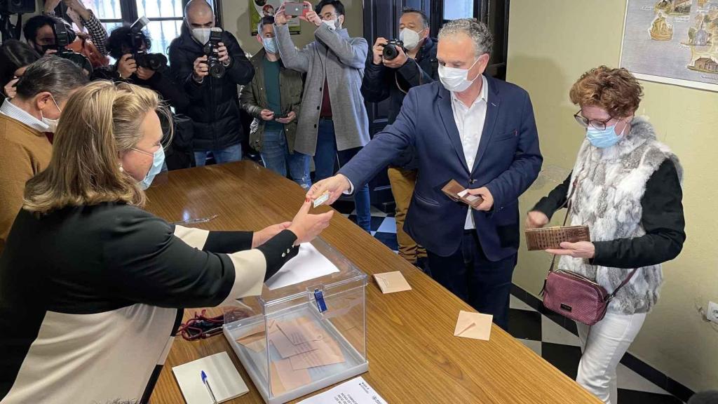 José Luis Quintana, alcalde de Don Benito, votando en el referéndum.