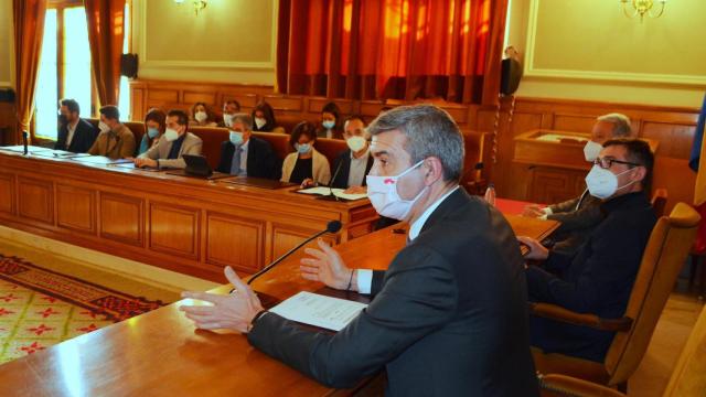 Álvaro Gutiérrez, presidente de la Diputación de Toledo, durante el pleno celebrado este martes.