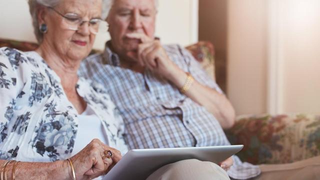 La gente mayor, uno de los públicos más proclives a sufrir ataques por internet.