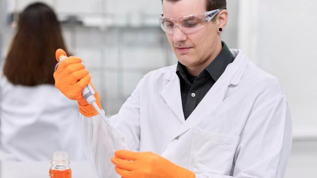 Un trabajador en el laboratorio.
