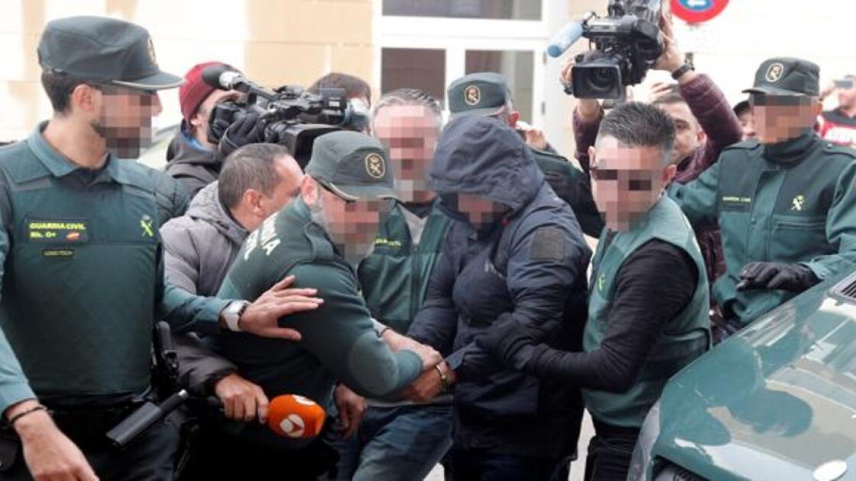 El detenido por la muerte de Marta Calvo, en Valencia, rodeado de periodistas.