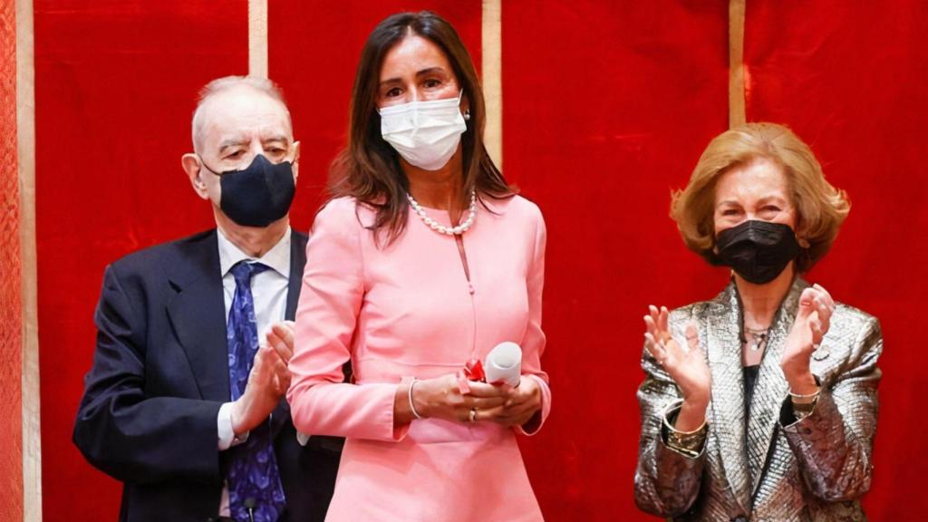 Felipa Jove recibiendo premio de manos de la reina Sofía