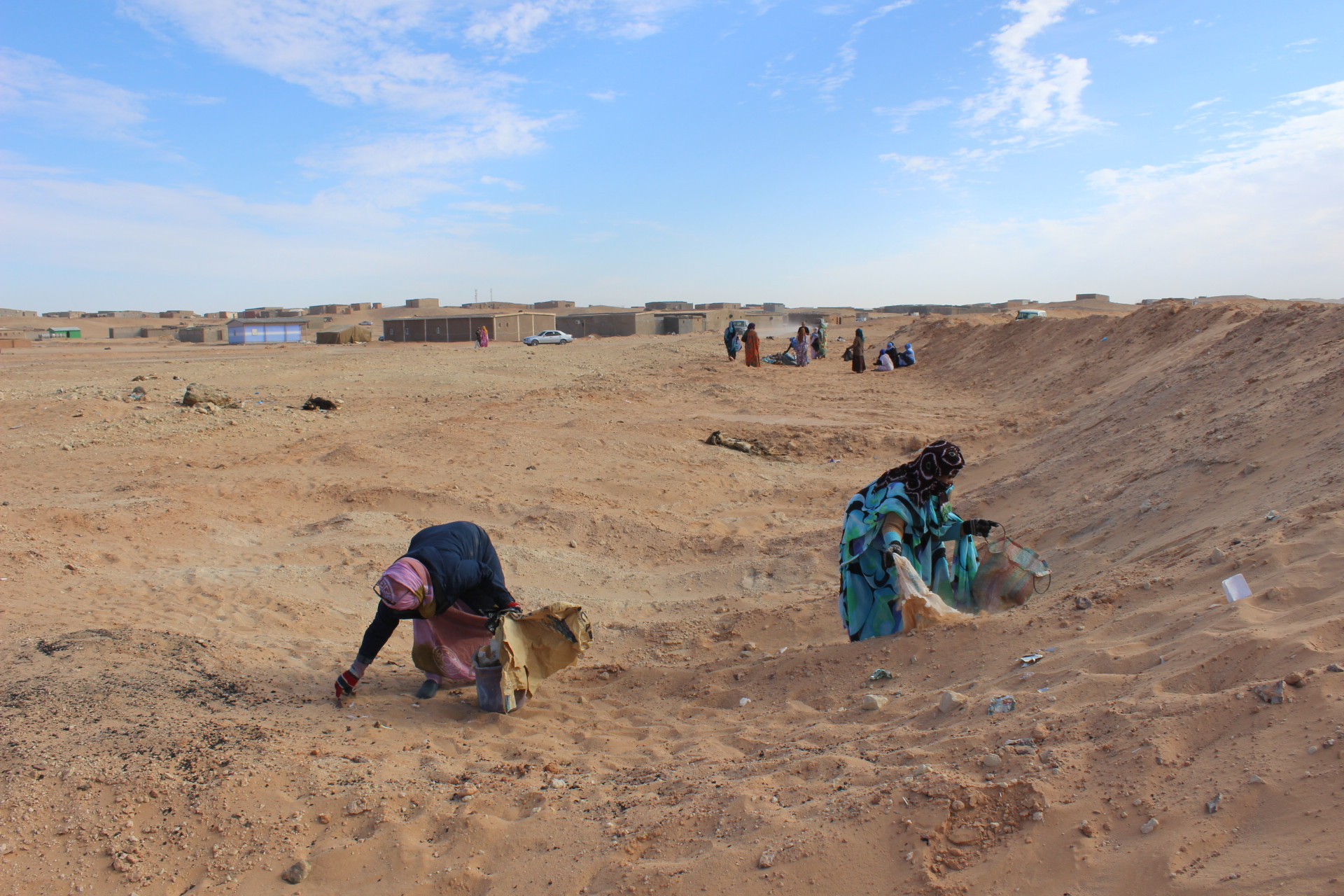 Residentes en el campamento de refugiados realizan tareas de recogida de basura. Foto: cedida.
