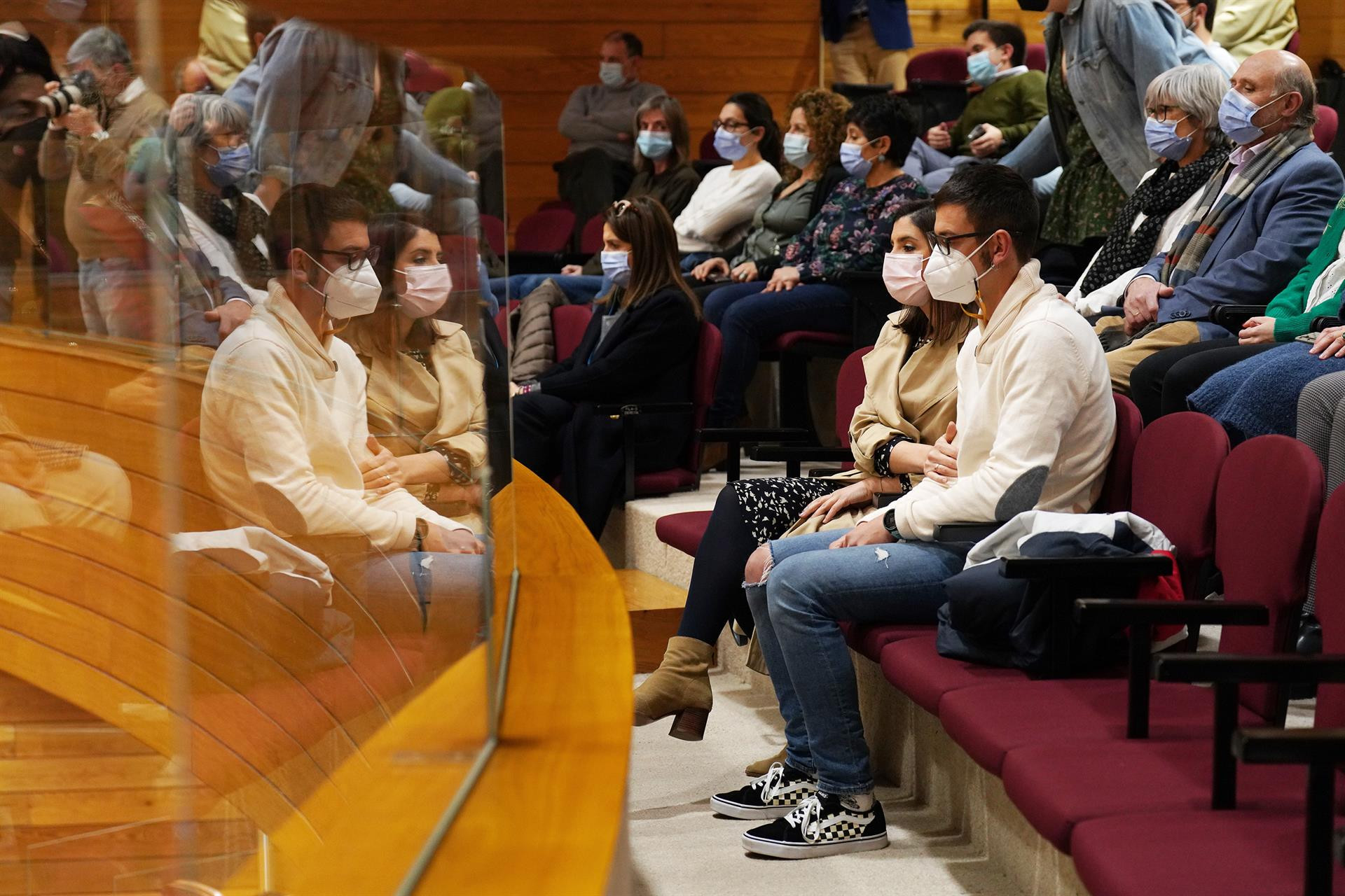 El hijo de uno de los desaparecidos del Villa de Pitanxo, Kevin González, asiste en el Parlamento a la lectura de una declaración institucional. Foto: Álvaro Ballesteros / EP
