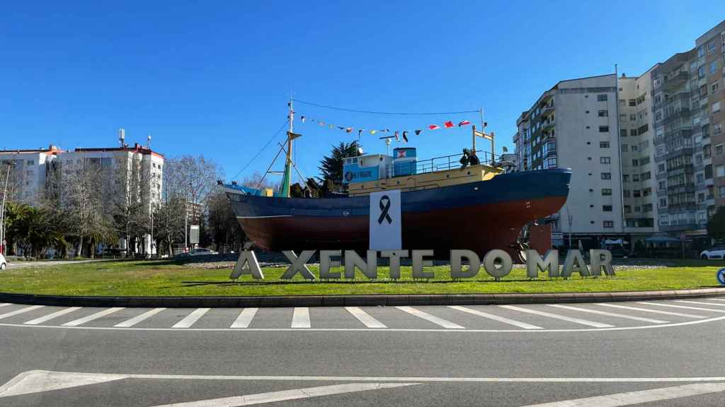 El barco Bernardo Alfageme decorado con lazos negros por el Villa de Pitanxo.