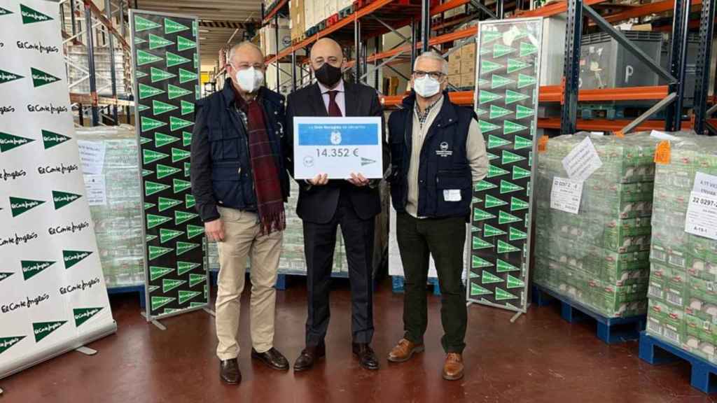 El Corte Inglés de Vigo dona más de 14.000 euros para el Banco de Alimentos