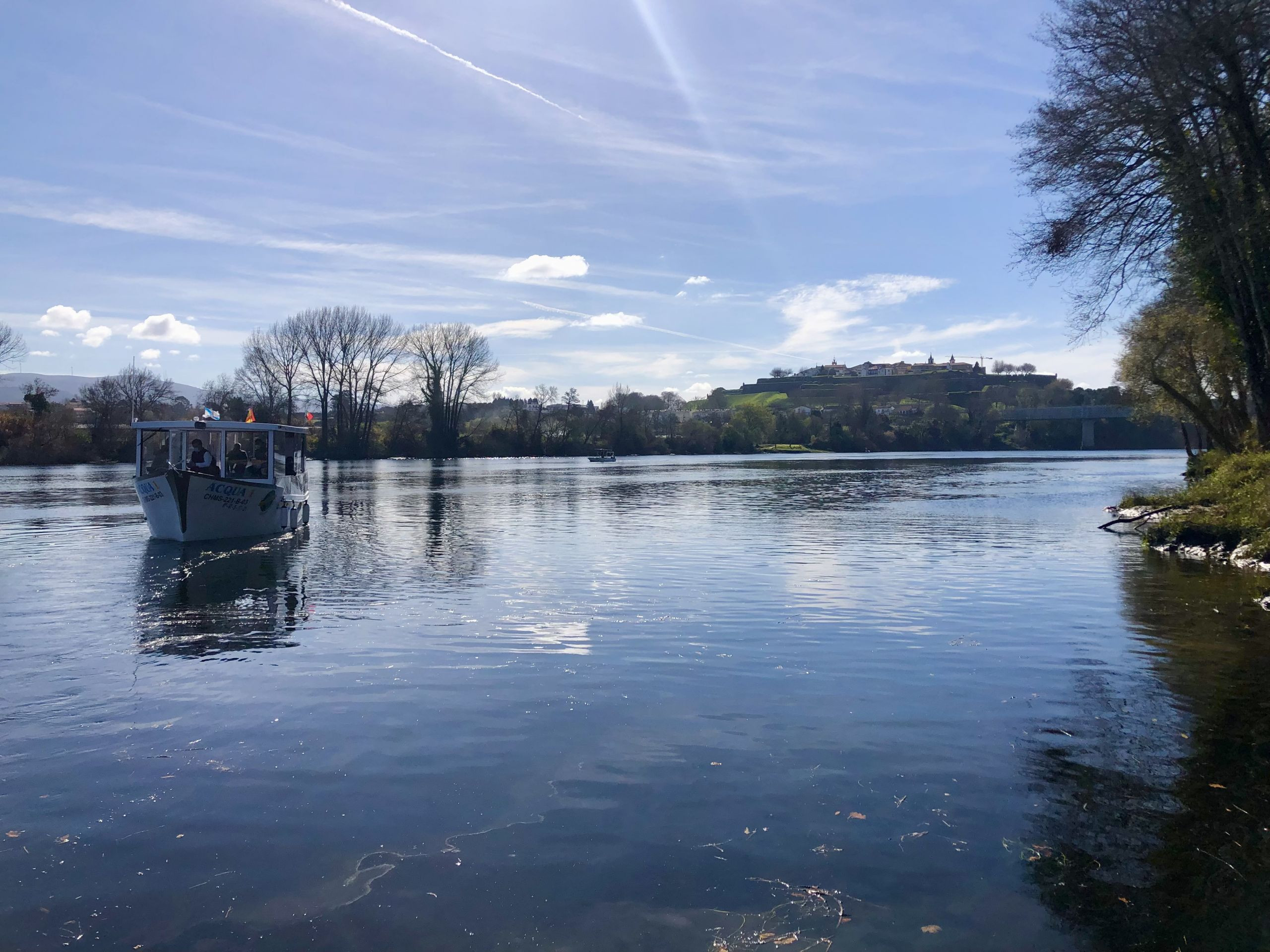 Barco que navega el Miño. Foto: Cedida