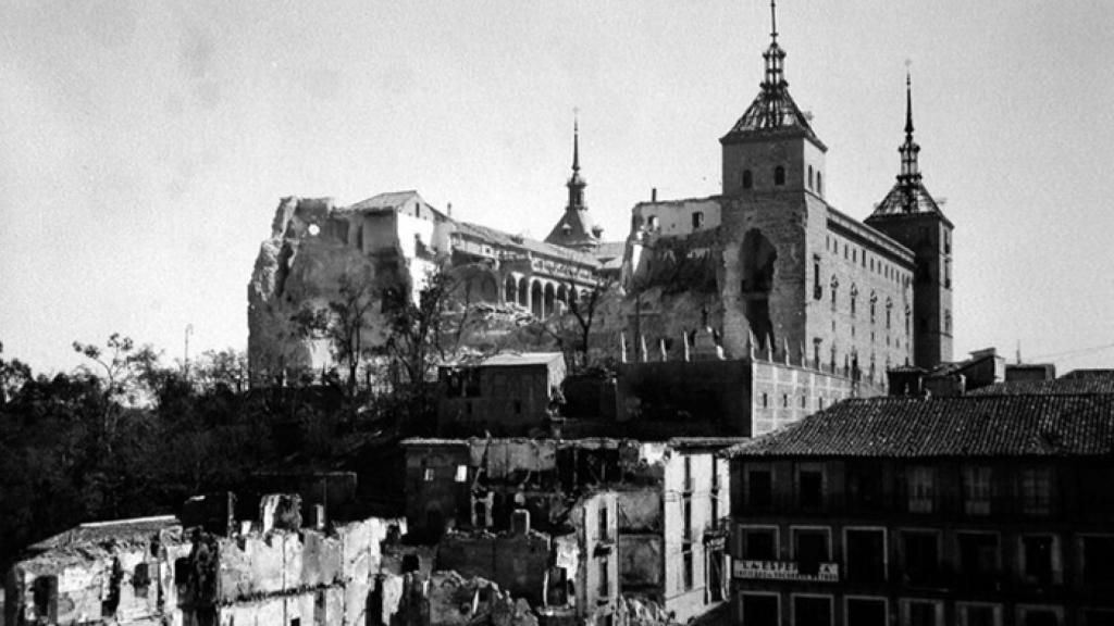 Imagen del Alcázar de Toledo destruido durante la guerra civil española.