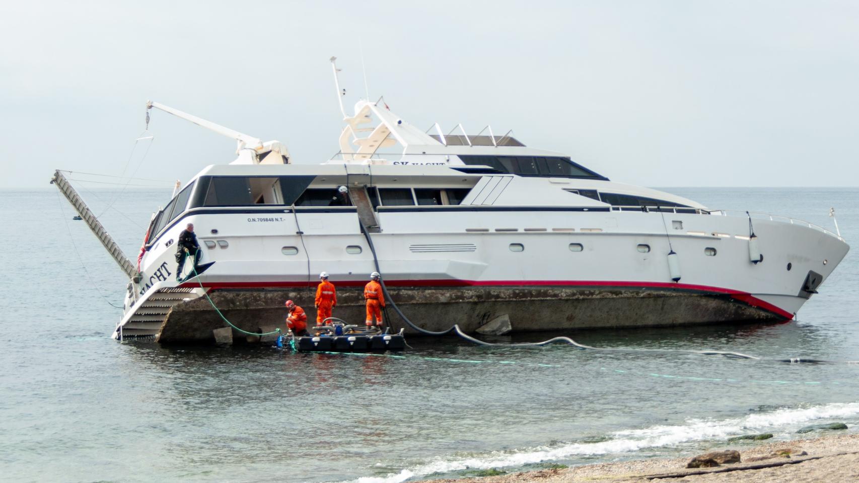 El yate 'Neeveen', de 27 metros de eslora, encallado en la playa de Carchuna, en Motril (Granada).