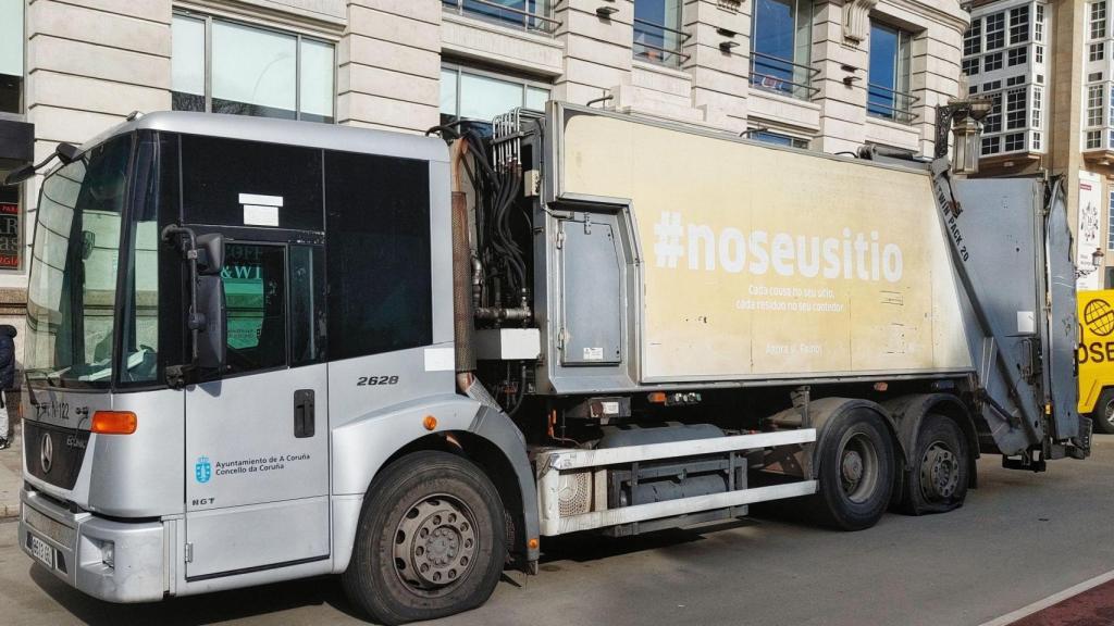 Uno de los camiones de la basura de A Coruña con pinchazos en sus ruedas.