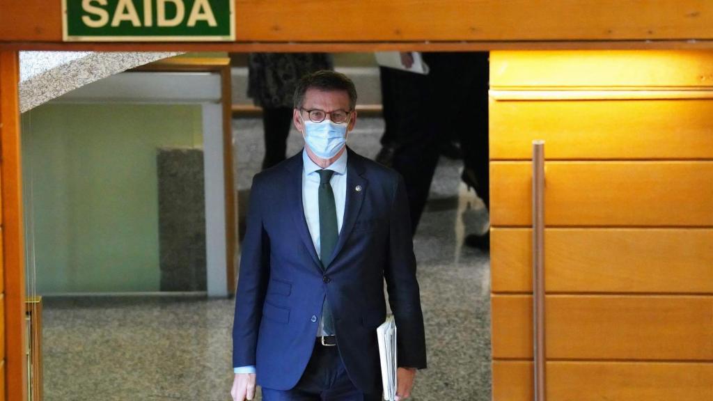 El presidente de la Xunta en su llegada a una sesión de control en el Parlamento de Galicia.