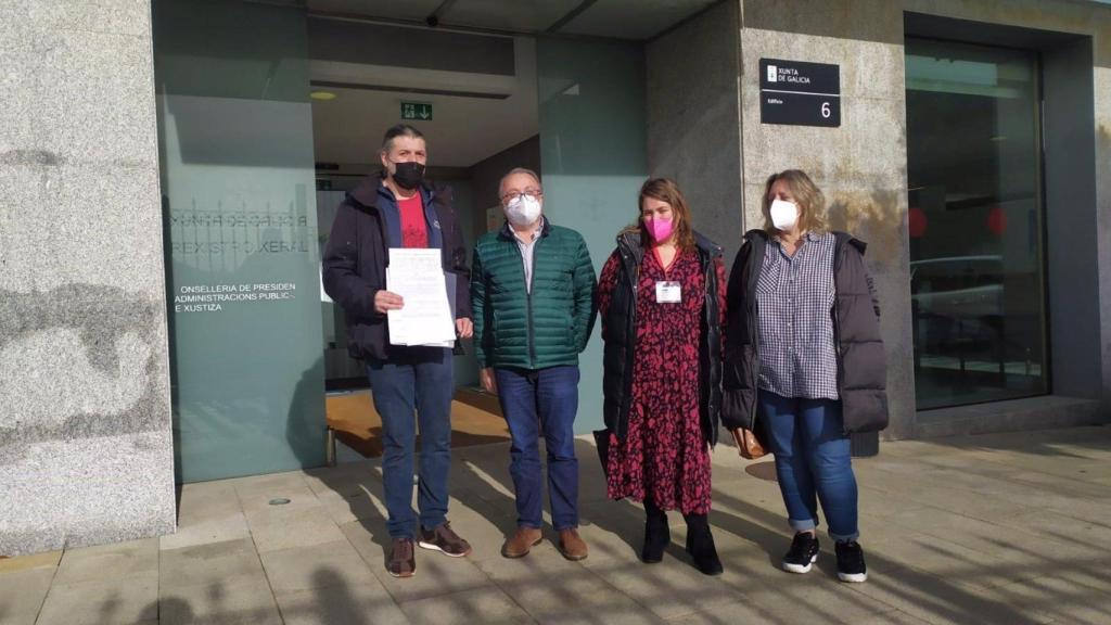 Representantes de CIG, CCOO y UGT registran en la sede principal de la Administración autonómica en Santiago la convocatoria de una huelga en las residencias de mayores privadas.