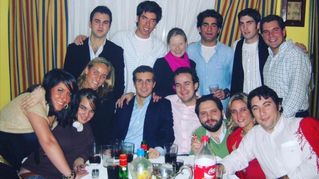 Pablo Casado con sus amigos de NNGG del distrito Moncloa en 2005.