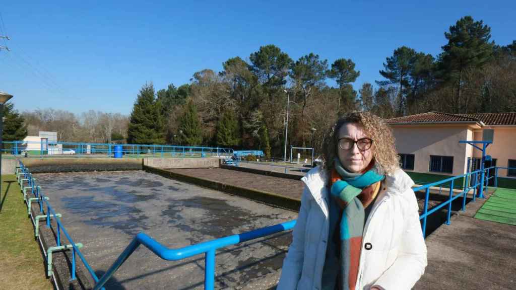 Cristina Fernández, alcaldesa de Ponteareas, junto a la depuradora de A Moscadeira.