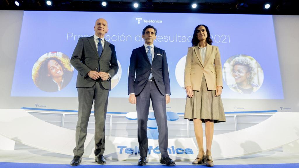 El presidente ejecutivo de Telefónica, José María Álvarez-Pallete (c); el consejero delegado de Telefónica, Ángel Vilá (i); y la directora financiera de Telefónica, Laura Abasolo, participan en la rueda de prensa de los resultados de 2021.